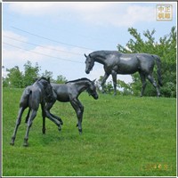 公园草坪铜马雕塑