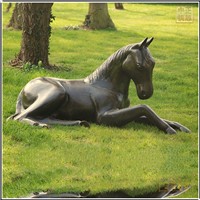 草坪上窝着的马铜雕塑